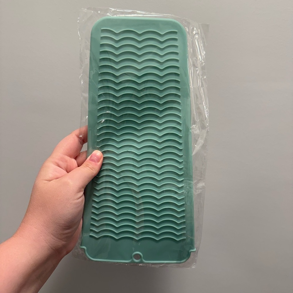 NWT silicone heat resistant pad for hair tools, teal
